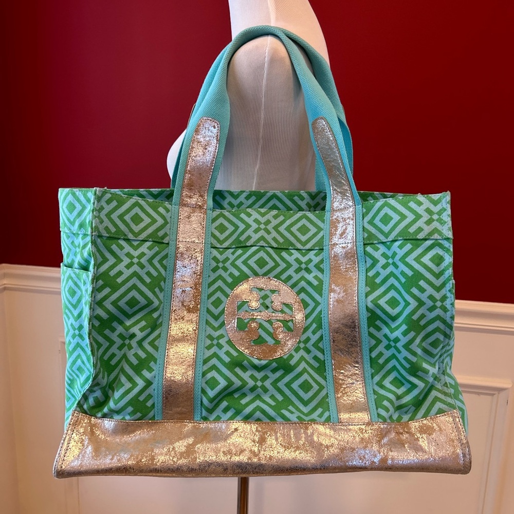Tory Burch tote. Side pockets in each side. Two inside pockets.